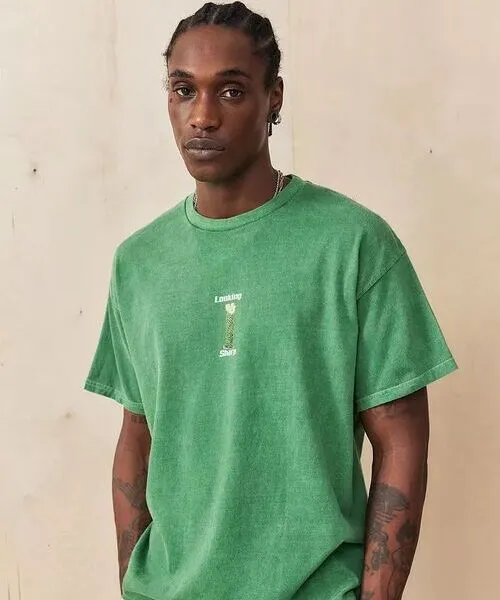 Man die een op maat gemaakt T-shirt draagt in groene acid wash